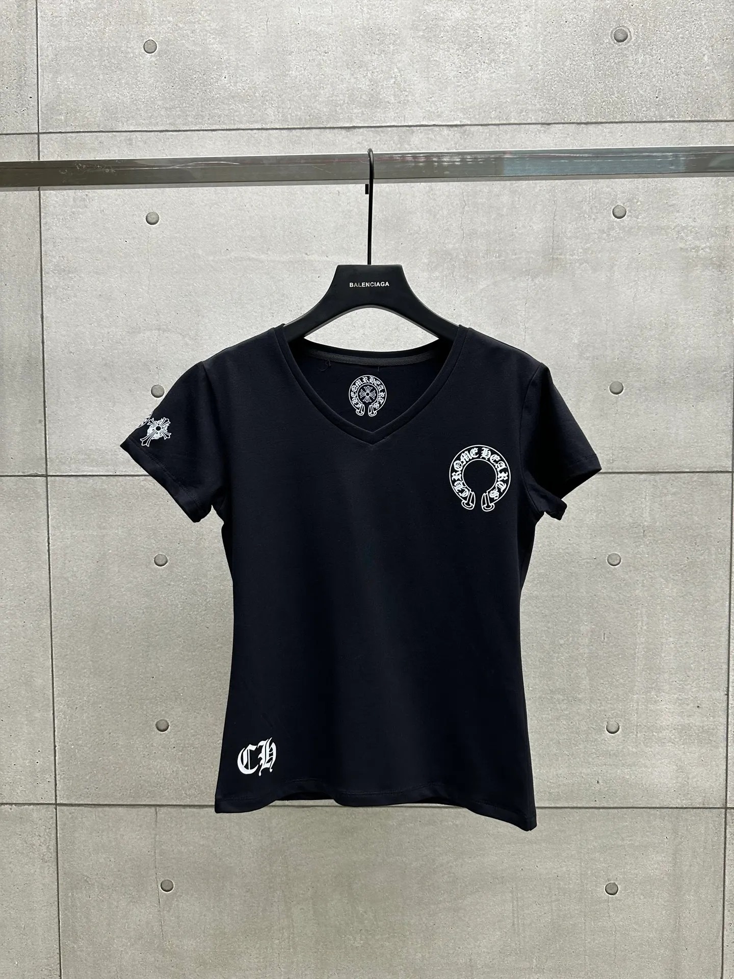 P126 #069 CHROME HEARTS 25SS women's T-shirt Made of 220G original consistent fabric V-neck women's waist style The whole body adopts imported digital direct printing Color: black white Size: S M L